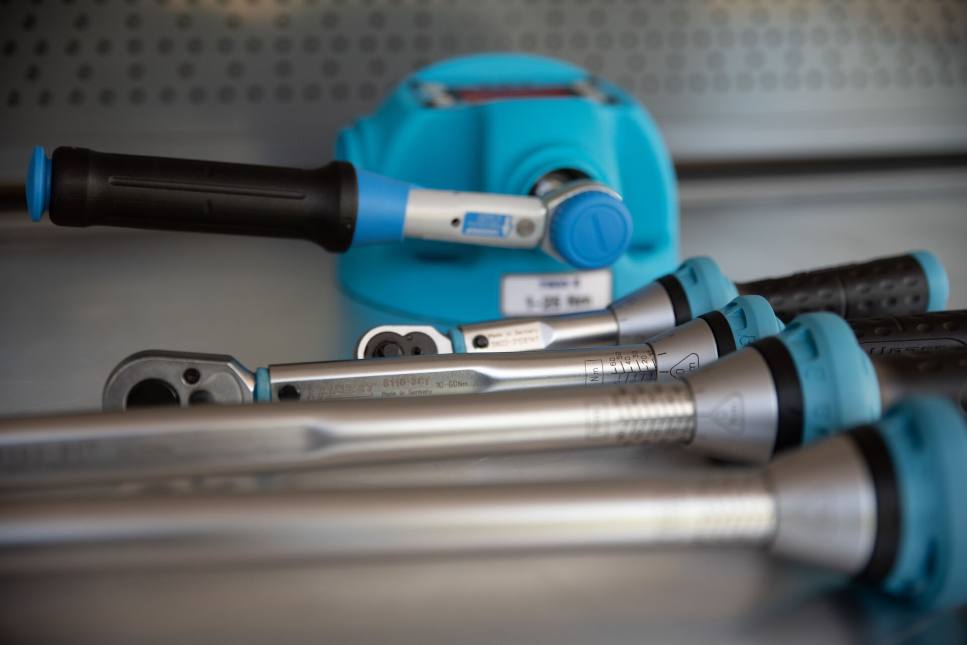 Eine Werkzeugmaschine mit einem blauen Gehäuse und silbernen Rohren.